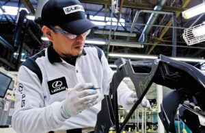 Maestros takumi: El legado del tacto humano en cada detalle de un auto de lujo