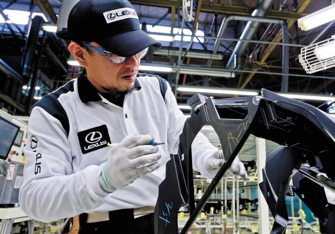 Maestros takumi: El legado del tacto humano en cada detalle de un auto de lujo