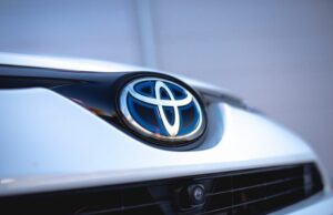 Toyota adquirió la empresa de producción de baterías de Panasonic