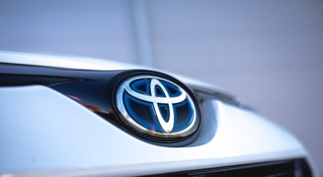 Toyota adquirió la empresa de producción de baterías de Panasonic