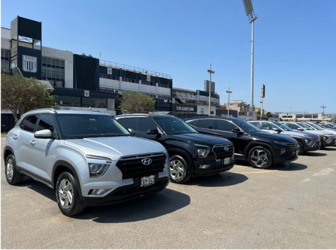 Hyundai Fortalece su Compromiso con el Deporte en Perú: Entrega flota de vehículos al Club Alianza Lima