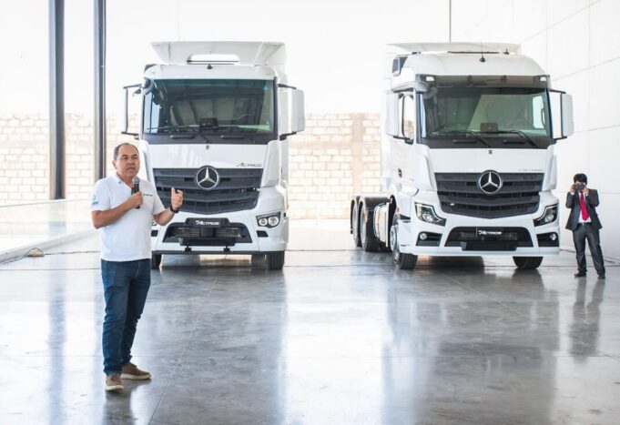Mercedes-Benz presenta su gama de camiones semipesados y completa su línea de tractos europeos para el 2024