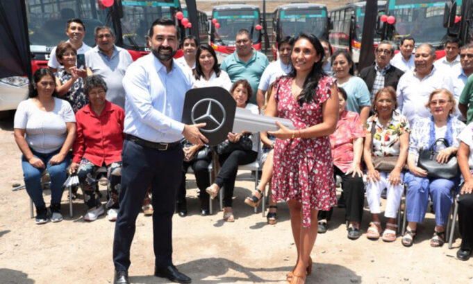 Divemotor entrega flota de 15 buses a la empresa Transportes Chama Unidos