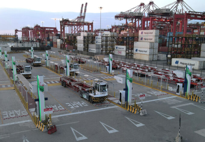 DP World se convierte en la primera terminal portuaria de América Latina en instalar estaciones de carga para su flota de camiones eléctricos