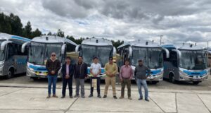HINO fortalece presencia en el sector minero: entrega 15 buses a la Empresa Multisectorial de Ayash, que opera en Antamina