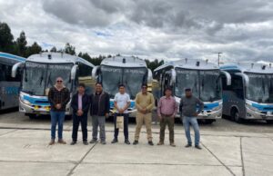 HINO fortalece presencia en el sector minero: entrega 15 buses a la Empresa Multisectorial de Ayash, que opera en Antamina