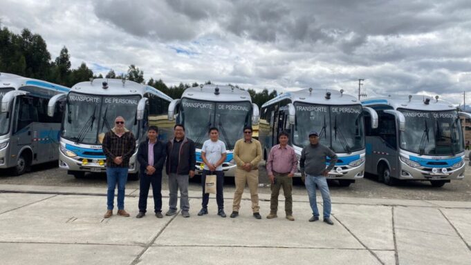 HINO fortalece presencia en el sector minero: entrega 15 buses a la Empresa Multisectorial de Ayash, que opera en Antamina