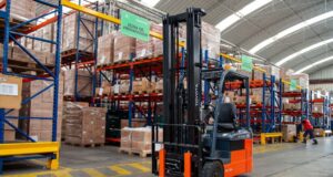 ¿Cómo los montacargas mejoran la gestión intralogística en los centros de trabajo?