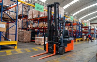 ¿Cómo los montacargas mejoran la gestión intralogística en los centros de trabajo?