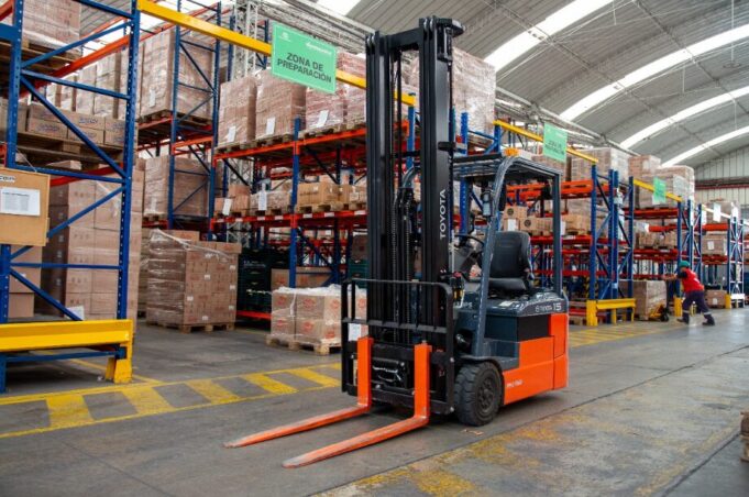 ¿Cómo los montacargas mejoran la gestión intralogística en los centros de trabajo?