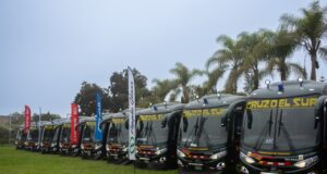 HINO Perú, Mitsui Automotriz y Apple Bus realizan la importante entrega de 42 buses a Cruz del Sur para fortalecer la seguridad en el transporte minero