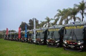 HINO Perú, Mitsui Automotriz y Apple Bus realizan la importante entrega de 42 buses a Cruz del Sur para fortalecer la seguridad en el transporte minero