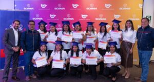 Rompiendo barreras: 12 mujeres se graduaron como conductoras especializadas en camiones Scania