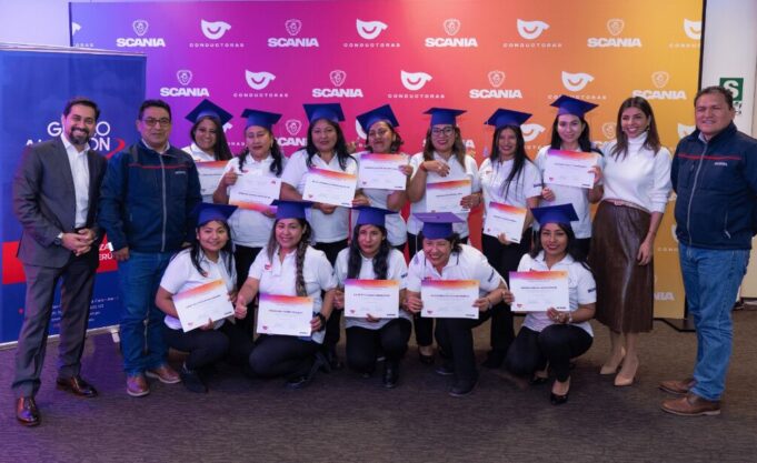 Rompiendo barreras: 12 mujeres se graduaron como conductoras especializadas en camiones Scania