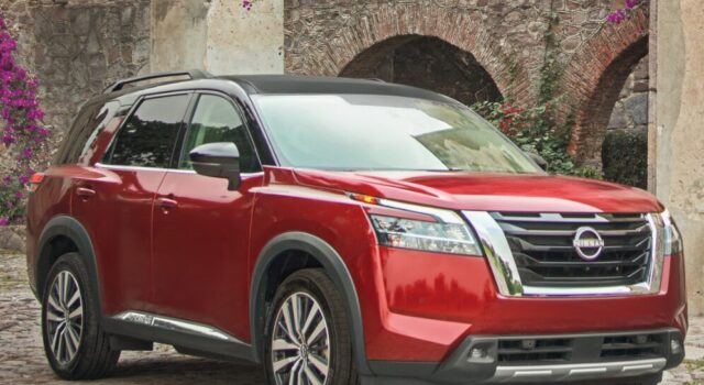 ¿Qué opciones de SUV ofrece Nissan para una experiencia de manejo cómoda y segura?