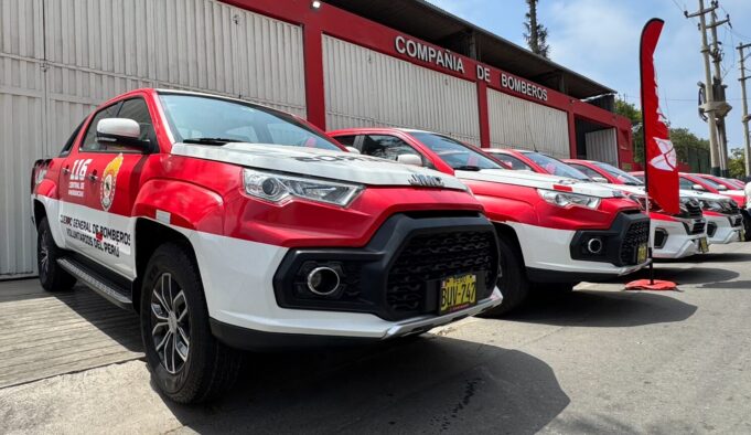 JMC pone a disposición importante flota de pick-ups al Cuerpo General de Bomberos Voluntarios del Perú