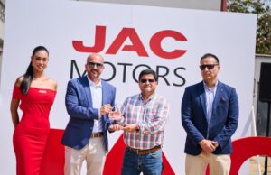 JAC Camiones entregó 25 camiones D300 VIP a Grupo Jiménez para optimizar sus operaciones