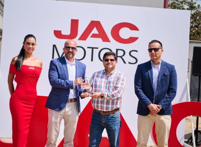 JAC Camiones entregó 25 camiones D300 VIP a Grupo Jiménez para optimizar sus operaciones