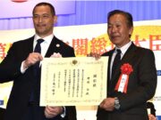 El reconocido piloto de rally Hiroshi Masuoka recibe el premio al Mérito Deportivo