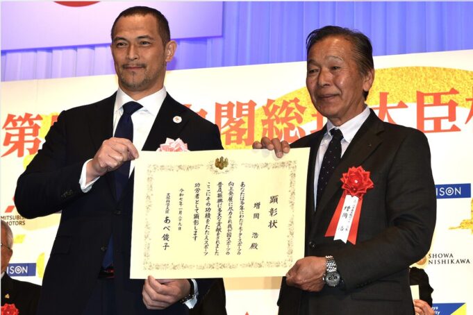 El reconocido piloto de rally Hiroshi Masuoka recibe el premio al Mérito Deportivo