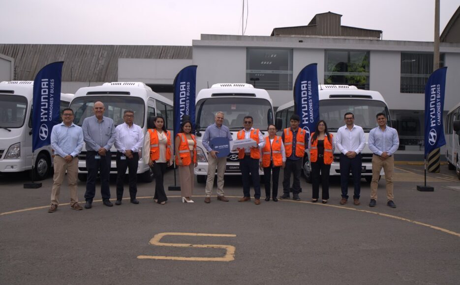 Hyundai entrega una flota de 7 buses County a Transportes Ríos