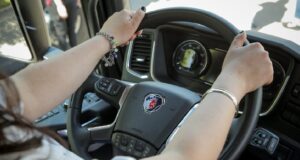 Más mujeres al volante: Scania lanza la tercera edición de programa para formar conductoras de camiones en Perú