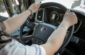 Más mujeres al volante: Scania lanza la tercera edición de programa para formar conductoras de camiones en Perú