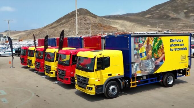 Mercedes-Benz entrega de 15 camiones Atego 1419 a Arca Continental en Perú