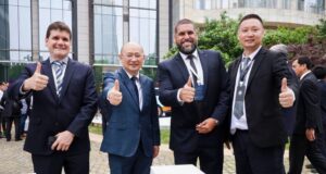 JAC Motors global entregó dos importantes reconocimientos a inchcape perú durante el jac global partners conference 2025 en china