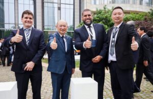 JAC Motors global entregó dos importantes reconocimientos a inchcape perú durante el jac global partners conference 2025 en china