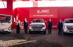 JMC presenta nuevos modelos y versiones especializadas en importante evento junto a delegación del gobierno chino