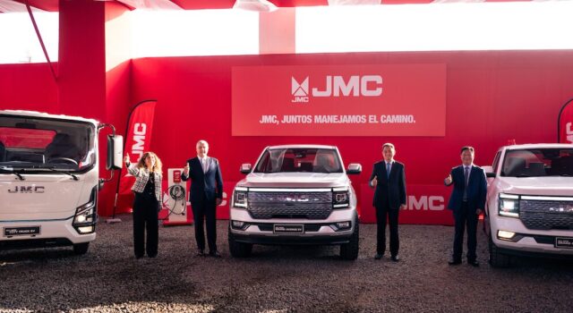 JMC presenta nuevos modelos y versiones especializadas en importante evento junto a delegación del gobierno chino