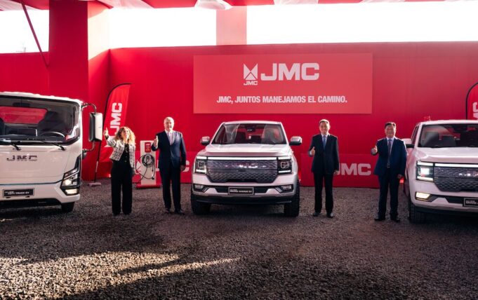 JMC presenta nuevos modelos y versiones especializadas en importante evento junto a delegación del gobierno chino