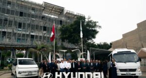 Hyundai entrega dos modernas unidades a la Universidad Ricardo Palma para fortalecer su servicio de movilidad