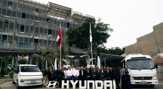 Hyundai entrega dos modernas unidades a la Universidad Ricardo Palma para fortalecer su servicio de movilidad