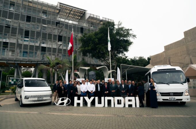 Hyundai entrega dos modernas unidades a la Universidad Ricardo Palma para fortalecer su servicio de movilidad