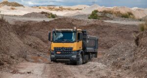 Divemotor presenta ‘El Regreso del Cacique’: el Mercedes-Benz Arocs se renueva para los desafíos mineros del Perú