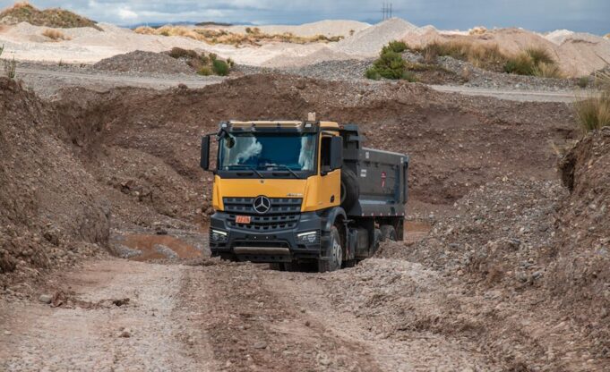 Divemotor presenta ‘El Regreso del Cacique’: el Mercedes-Benz Arocs se renueva para los desafíos mineros del Perú