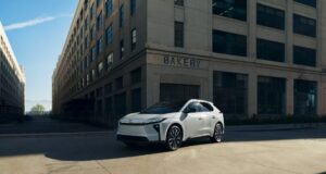 Toyota y Superman se unen en la pantalla grande: el nuevo Toyota bZ debuta en el cine como el auto oficial de Lois Lane