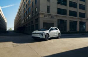 Toyota y Superman se unen en la pantalla grande: el nuevo Toyota bZ debuta en el cine como el auto oficial de Lois Lane