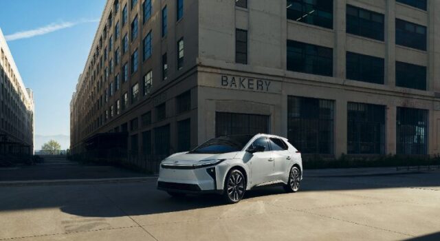 Toyota y Superman se unen en la pantalla grande: el nuevo Toyota bZ debuta en el cine como el auto oficial de Lois Lane