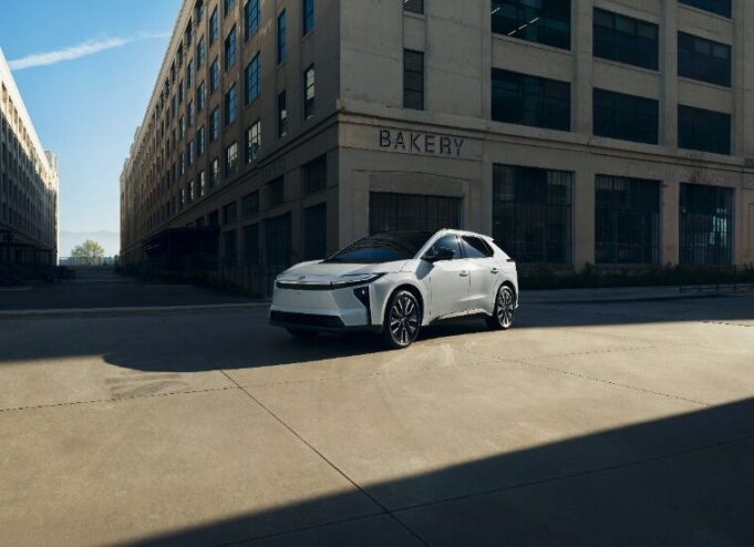 Toyota y Superman se unen en la pantalla grande: el nuevo Toyota bZ debuta en el cine como el auto oficial de Lois Lane