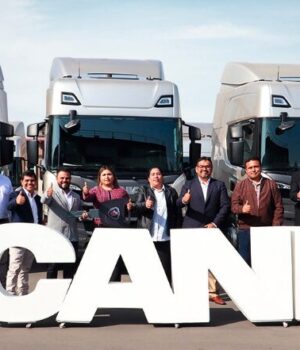 Scania potencia el transporte logístico con la entrega de camiones Súper a Rosymar Perú