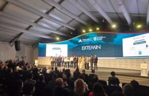 JCH LLANTAS recibe premio en PERUMIN 37
