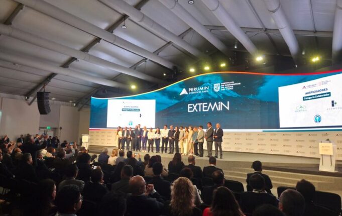 JCH LLANTAS recibe premio en PERUMIN 37