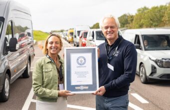 Ford Transit conquista el récord del Desfile de Vans más Grande del Mundo
