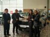 Hermanos Yaipén celebran su aniversario regalando una camioneta Geely Cityray a una fan