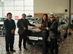 Hermanos Yaipén celebran su aniversario regalando una camioneta Geely Cityray a una fan