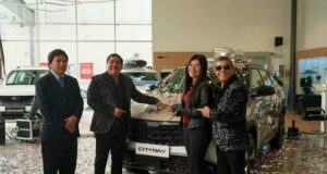 Hermanos Yaipén celebran su aniversario regalando una camioneta Geely Cityray a una fan