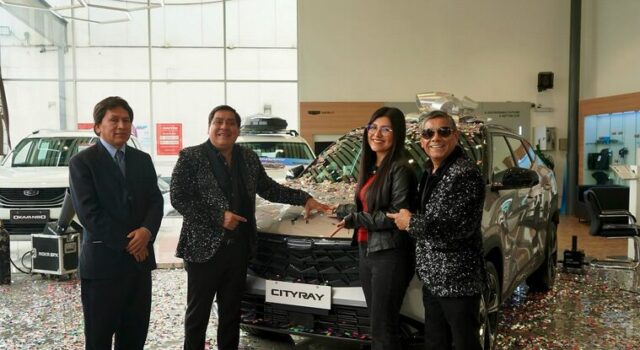 Hermanos Yaipén celebran su aniversario regalando una camioneta Geely Cityray a una fan
